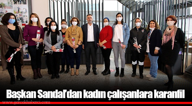 Başkan Sandal’dan kadın çalışanlara karanfil