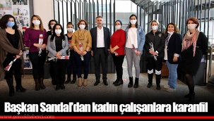 Başkan Sandal’dan kadın çalışanlara karanfil