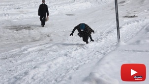 Buzlu yollarda düşe kalka...O anlar kameraya yansıdı