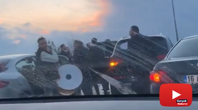 Düğün konvoyu yolu kapattı, sürücüler tepki gösterdi