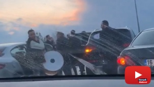 Düğün konvoyu yolu kapattı, sürücüler tepki gösterdi