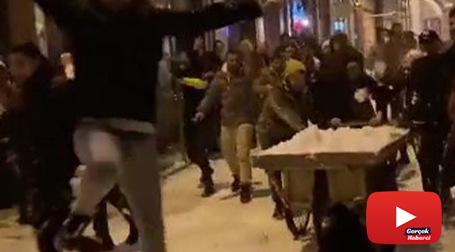 El arabasına yükledikleri karları atarak kartopu savaşı yaptılar