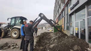 Elektrik borcu krizi inada bindi: Belediye, firmanın kapısının önünü kazdı