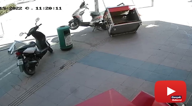 Fırtınada savrulan çiğ köfte tezgahının masaya ve motosiklete çarpma anı kamerada