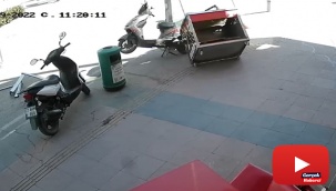 Fırtınada savrulan çiğ köfte tezgahının masaya ve motosiklete çarpma anı kamerada