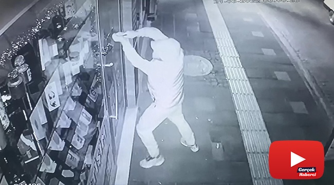 İş yerinin camını kırıp 15 telefonu çaldı, o anlar kameraya yansıdı