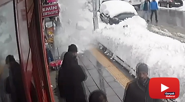 Kaldırıma düşen kar kütlesinden saniyelerle kurtuldular