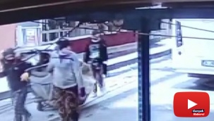 Kar yağışına rağmen kapı önünde ne buldularsa çaldılar