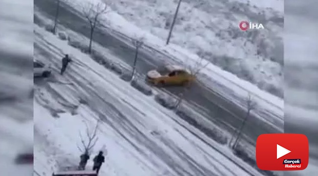 Karlı yolda kayan taksi kamerada