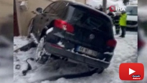 Kayan araç doğalgaz kutusuna çarptı