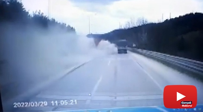 Kaza yapan tır tozu dumana kattı