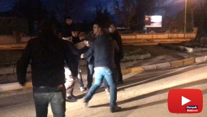 Kendilerini uyaran halk otobüsü şoförünü tekme tokat dövdüler