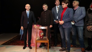 Kılıçdaroğlu'ndan Moda Sahnesi'ne ziyaret: Kandil hediye etti