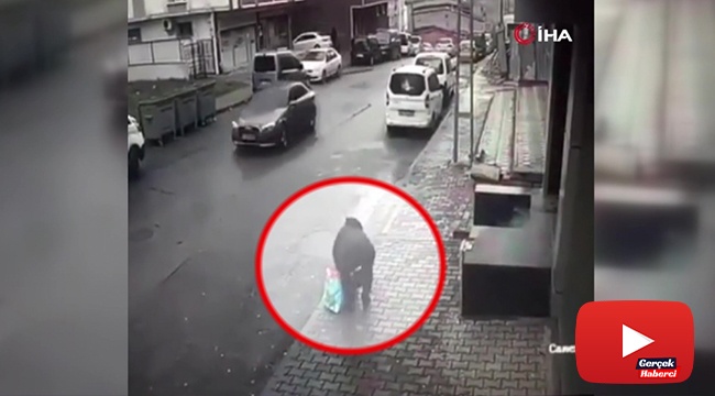 Küçük çocuğun yere düşürdüğü telefonu alıp yoluna devam etti