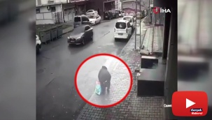 Küçük çocuğun yere düşürdüğü telefonu alıp yoluna devam etti
