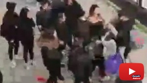 Liseli kızların yumruk yumruğa kavgasını vatandaşlar güçlükle ayırdı