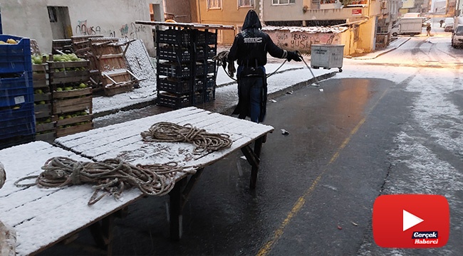Pazarcılar yoğun kar yağışı altında tezgah açtı