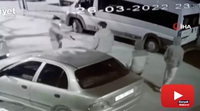 Sokakta tartışan gençlerin silahlı kavgası kamerada