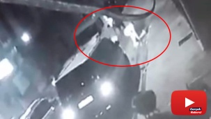 Tekme ve yumruklu kavga kamerada: Önce darp etti sonra montunu çaldı