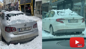 Tonlarca ağırlıktaki kar kütlesinin altında kaldılar!