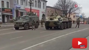 Ukrayna'da halk, Rus tankının önünü keserek milli marşlarını okudu