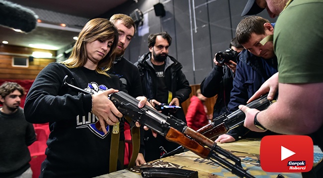 Ukraynalı siviller sinema salonunda silah eğitimi alıyor