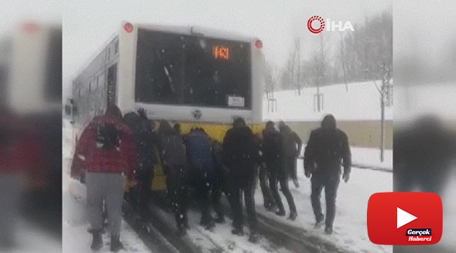 Vatandaşlar yolda kalan İETT otobüsünü böyle itti