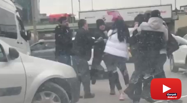 Yol verme kavgasında tekmeler yumruklar havada uçuştu