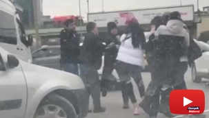 Yol verme kavgasında tekmeler yumruklar havada uçuştu