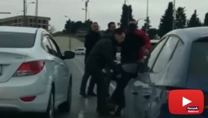 Yol verme kavgasında yumruklar, tekmeler havada uçuştu