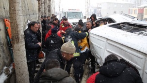 Yolcu minibüsü devrildi:14 kişi yaralandı
