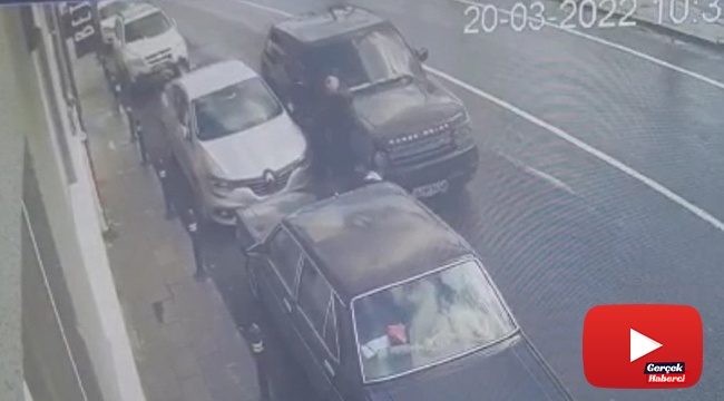 Yolda yürüyen adama cip çarptı: Kaza anı kamerada