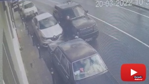 Yolda yürüyen adama cip çarptı: Kaza anı kamerada