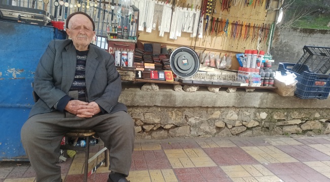 44 yıldır aynı kaldırımda tezgah açıyor