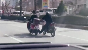Akan trafikte tehlikeli yardımlaşma