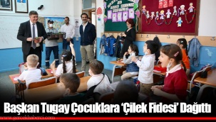 Başkan Tugay Çocuklara ‘Çilek Fidesi’ Dağıttı