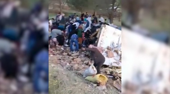 Bayram şekeri taşıyan tır devrildi: Yaralı sürücüye yardım etmek yerine yağmaladılar