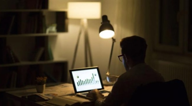 Bir kişilik iş ilanına rekor başvuru: Görevi “porno izleyip analiz etmek” olacak…