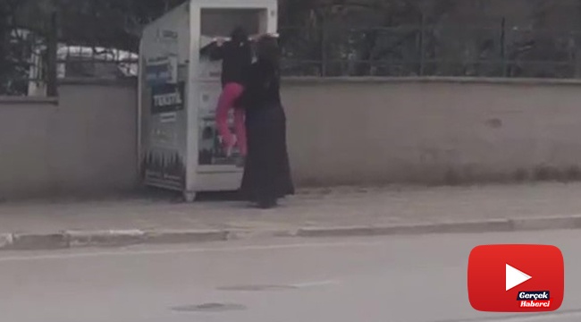 Çocuğu kıyafet kumbarasına soktu, kıyafetleri aldırdı