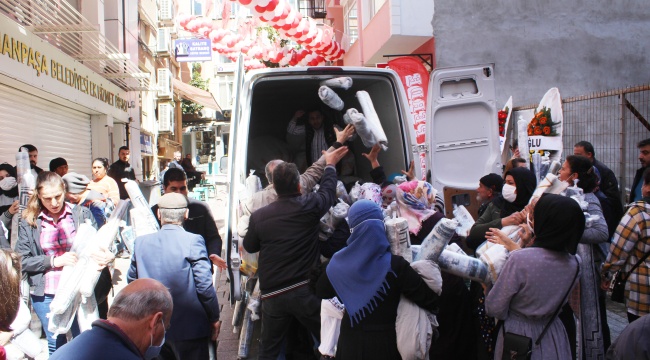 İndirimli ürünle havada uçuştu, halılar kapanın elinde kaldı