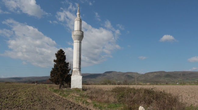 Issızlığın ortasında camisiz minare