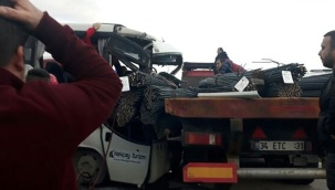 Kocaeli'de tır ile servis midibüsü çarpıştı, 20 kişi yaralandı