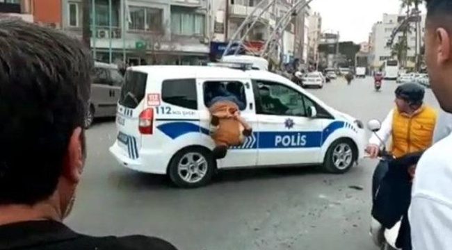 Mersin'de inanılmaz anlar! Polis aracının camından elleri kelepçeli şekilde kaçmaya çalıştı