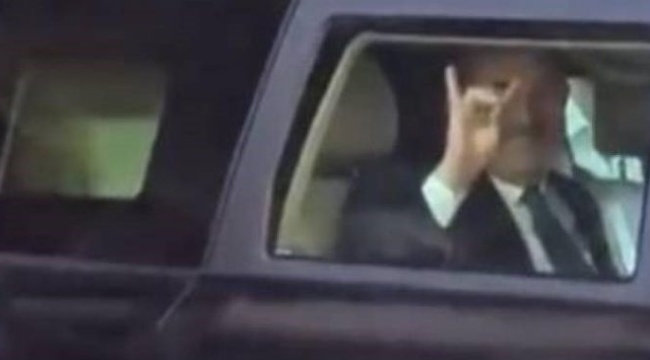 Mevlüt Çavuşoğlu’ndan protestoculara “bozkurt” işareti