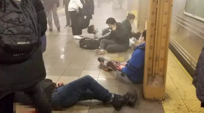 New York metrosunda kanlı saldırı