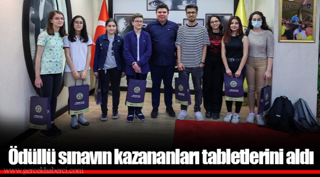 Ödüllü sınavın kazananları tabletlerini aldı