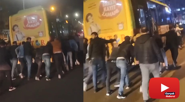 Özel halk otobüsünün yakıtı bitti, yolcular itti