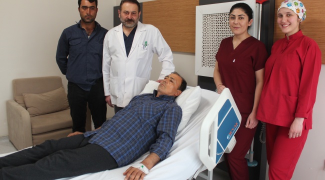 Sürünerek geldiği hastaneden yürüyerek çıktı