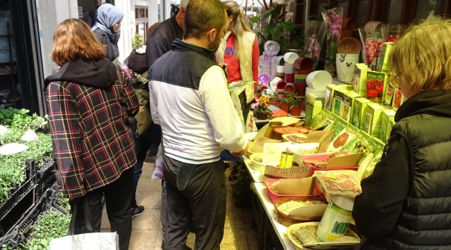 Vatandaşlar kendi sebzesini yetiştirmek için tohumculara akın etti