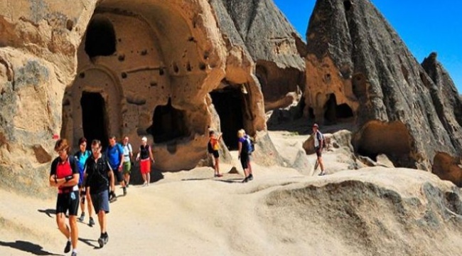 Bakan Ersoy Türkiye’ye gelen günlük turist sayısını açıkladı